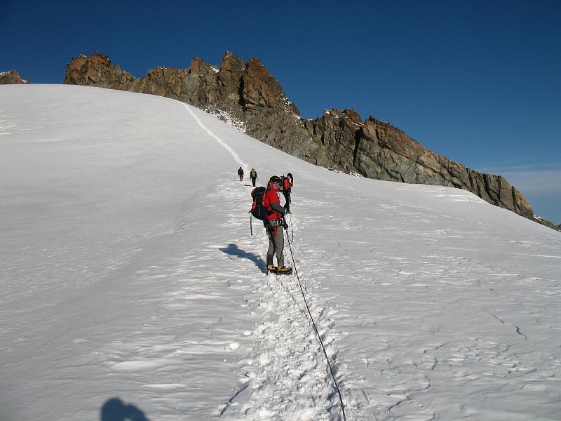 20080921_pizkesch_michi 022.jpg - Auf der "Autobahn" auf dem Gletscher - wir waren nicht die Einzigen am Berg